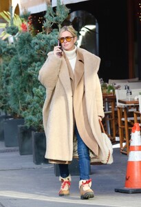 nicky-hilton-out-and-about-in-new-york-12-14-2022-3.thumb.jpg.828a8a763118b4c8ec2eb92cfec230f1.jpg
