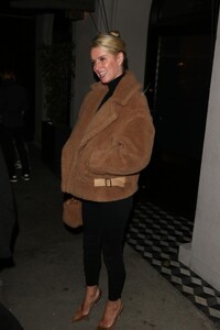 nicky-hilton-out-for-dinner-with-her-dad-in-los-angeles-12-23-2022-3.jpg