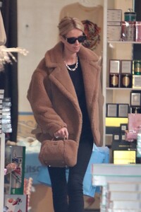 nicky-hilton-out-shopping-at-kitson-in-beverly-hills-12-21-2022-7.jpg