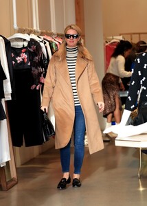 nicky-hilton-shopping-at-alice-olivia-in-beverly-hills-12-22-2022-1.jpg