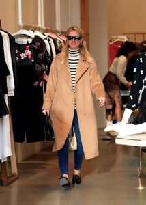 nicky-hilton-shopping-at-alice-olivia-in-beverly-hills-12-22-2022-2.jpg