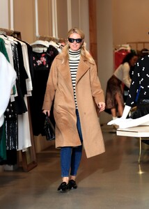 nicky-hilton-shopping-at-alice-olivia-in-beverly-hills-12-22-2022-6.jpg