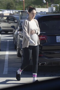 pregnant-rumer-willis-leaves-a-hospital-in-culver-city-01-24-2023-2.jpg