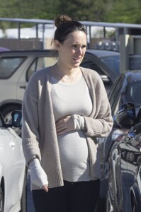 pregnant-rumer-willis-leaves-a-hospital-in-culver-city-01-24-2023-6.jpg