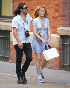 rumer-willis-and-derek-richard-thomas-shopping-in-new-york-09-20-2022-6.jpg