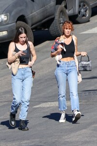 rumer-willis-and-scout-willis-at-the-silver-lake-farmers-market-12-11-2021-0.jpg