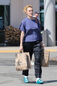 rumer-willis-at-erewhon-market-in-la-09-17-2022-2.jpg