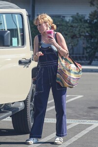 rumer-willis-grocery-shopping-at-erewhon-08-22-2022-6.jpg