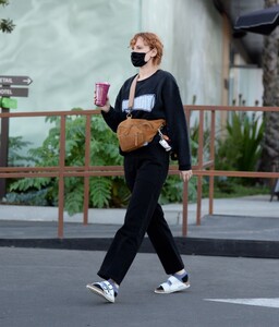 rumer-willis-grocery-shp-ing-at-erewhon-in-studio-city-02-05-2022-5.jpg