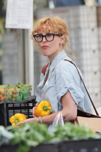 rumer-willis-shopping-at-the-farmers-market-in-west-hollywood-08-07-2022-10.jpg