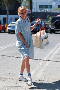 rumer-willis-shopping-at-the-farmers-market-in-west-hollywood-08-07-2022-12.jpg