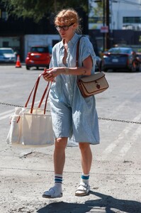 rumer-willis-shopping-at-the-farmers-market-in-west-hollywood-08-07-2022-4.jpg