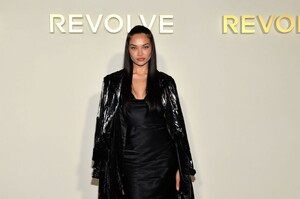 shanina-shaik-at-revolve-x-at-t-present-revolve-winterland-in-los-angeles-12-08-2022-4.jpg