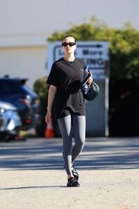 shanina-shaik-heading-to-pilates-class-in-west-hollywood-01-25-2023-0.jpg