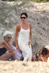 victoria-and-david-beckham-arrives-at-ernesto-bertarelli-beach-in-saint-tropez-07-23-2022-1.thumb.jpg.b0970b1c49475c940ab1943c8c497962.jpg