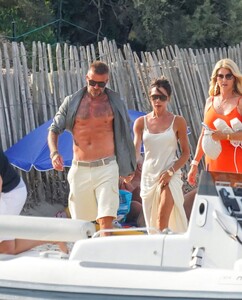 victoria-and-david-beckham-arrives-at-ernesto-bertarelli-beach-in-saint-tropez-07-23-2022-5.thumb.jpg.9b28fb88c202f219ad325629224279e1.jpg