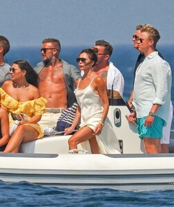 victoria-and-david-beckham-arrives-at-ernesto-bertarelli-beach-in-saint-tropez-07-23-2022-7.thumb.jpg.fc329352c5e295548488d74b967e6754.jpg