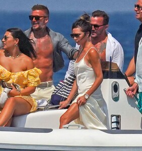 victoria-and-david-beckham-arrives-at-ernesto-bertarelli-beach-in-saint-tropez-07-23-2022-9.thumb.jpg.f84314f40fb6788a5a50f9f3fd093485.jpg