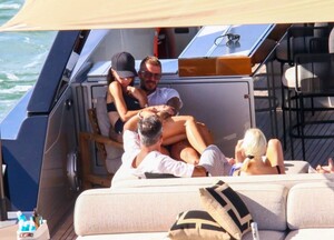 victoria-and-david-beckham-at-a-boat-in-south-beach-08-27-2022-1.thumb.jpg.c5a879bb9a67c8152fa1815bac2a834c.jpg