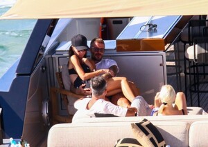 victoria-and-david-beckham-at-a-boat-in-south-beach-08-27-2022-3.thumb.jpg.228270c09f320a79863280b274b1d244.jpg