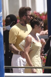 victoria-and-david-beckham-at-a-boat-ride-in-venice-07-05-2022-2.thumb.jpg.a9aee076346608a15d32f8ce5fe70ecc.jpg