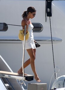 victoria-beckham-at-a-yacht-in-palm-beach-08-03-2022-5.jpg