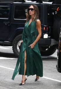 victoria-beckham-heading-to-today-show-in-new-york-10-13-2022-3.thumb.jpg.d1367da5e00563fe1daab525cc4b8e87.jpg