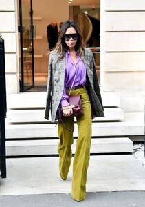 victoria-beckham-leaves-celine-store-in-paris-03-03-2022-4.jpg