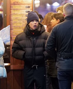 victoria-beckham-out-at-hyde-parks-winter-wonderland-in-london-12-14-2022-6.jpg