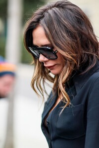 victoria-beckham-out-at-paris-fashion-week-03-04-2022-4.jpg