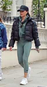 victoria-beckham-out-in-notting-hill-03-10-2022-0.thumb.jpg.8e758b1cf286576749b1b37a40a75431.jpg