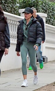 victoria-beckham-out-in-notting-hill-03-10-2022-4.thumb.jpg.41c56df5a3b1a86e0ce8bb18b20e0e58.jpg