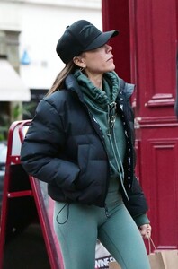 victoria-beckham-out-in-notting-hill-03-10-2022-7.thumb.jpg.7252c04350f49852396ed07be5cc4cfc.jpg