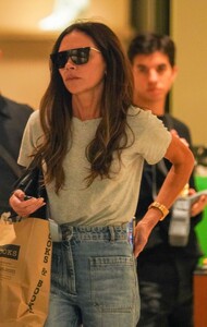 victoria-beckham-out-shopping-in-miami-01-28-2023-2.jpg