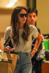 victoria-beckham-out-shopping-in-miami-01-28-2023-3.jpg