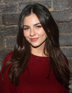 victoria-justice-on-the-backstage-of-new-musical-juliet-on-broadway-in-new-york-12-06-2022-7.thumb.jpg.ca81d1e2c9945ac14b633b1b4d8f261f.jpg