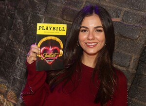 victoria-justice-on-the-backstage-of-new-musical-juliet-on-broadway-in-new-york-12-06-2022-8.thumb.jpg.6581bdfdab1c46ed13e2ff5f670ff899.jpg