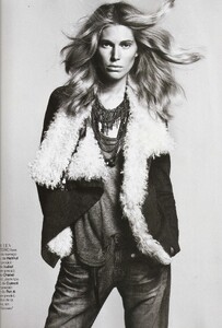 vogueespa_anovember2010_003.thumb.jpg.d5056590b47c6833af25ba6c0eedec4d.jpg
