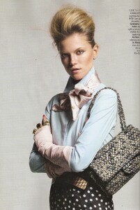 vogueespa_anovember2010_004.thumb.jpg.4529ee3a6321e2b5c13a915331e5bec3.jpg