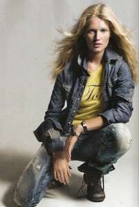 vogueespa_anovember2010_008.thumb.jpg.0122f1451b1c90adae2b0eaf9bc1a5e1.jpg