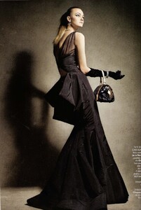 vogueespa_anovember2010_010.thumb.jpg.1016ff2997df52b2db62cd0183c8399f.jpg
