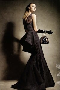 vogueespa_anovember2010_010.thumb.jpg.4ffd5fdab696ac419e814c424728c017.jpg