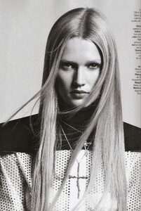 vogueespa_anovember2010_012.thumb.jpg.ddfb27d8d856d7d2b7f0510eb8033c97.jpg