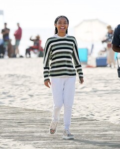 yara-shahidi-on-the-set-of-sitting-in-bars-eating-cake-at-a-beach-in-los-angeles-11-17-2022-0.jpg