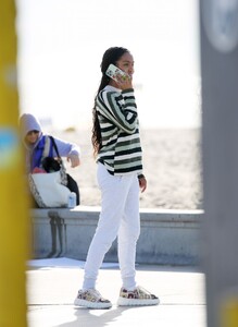 yara-shahidi-on-the-set-of-sitting-in-bars-eating-cake-at-a-beach-in-los-angeles-11-17-2022-1.jpg