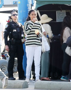 yara-shahidi-on-the-set-of-sitting-in-bars-eating-cake-at-a-beach-in-los-angeles-11-17-2022-2.jpg