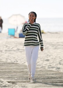 yara-shahidi-on-the-set-of-sitting-in-bars-eating-cake-at-a-beach-in-los-angeles-11-17-2022-3.jpg