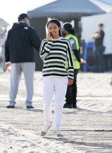 yara-shahidi-on-the-set-of-sitting-in-bars-eating-cake-at-a-beach-in-los-angeles-11-17-2022-4.jpg