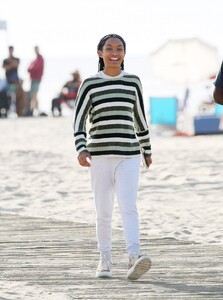 yara-shahidi-on-the-set-of-sitting-in-bars-eating-cake-at-a-beach-in-los-angeles-11-17-2022-5.jpg