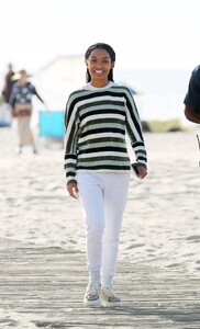 yara-shahidi-on-the-set-of-sitting-in-bars-eating-cake-at-a-beach-in-los-angeles-11-17-2022-6.jpg